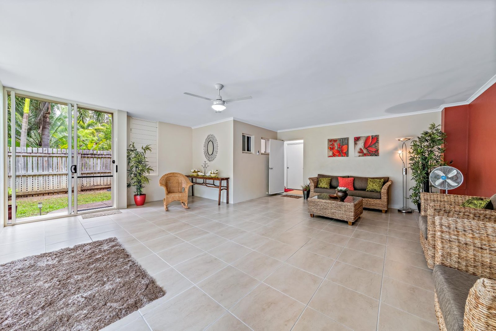 16/21 Shute Harbour Road CANNONVALE 18