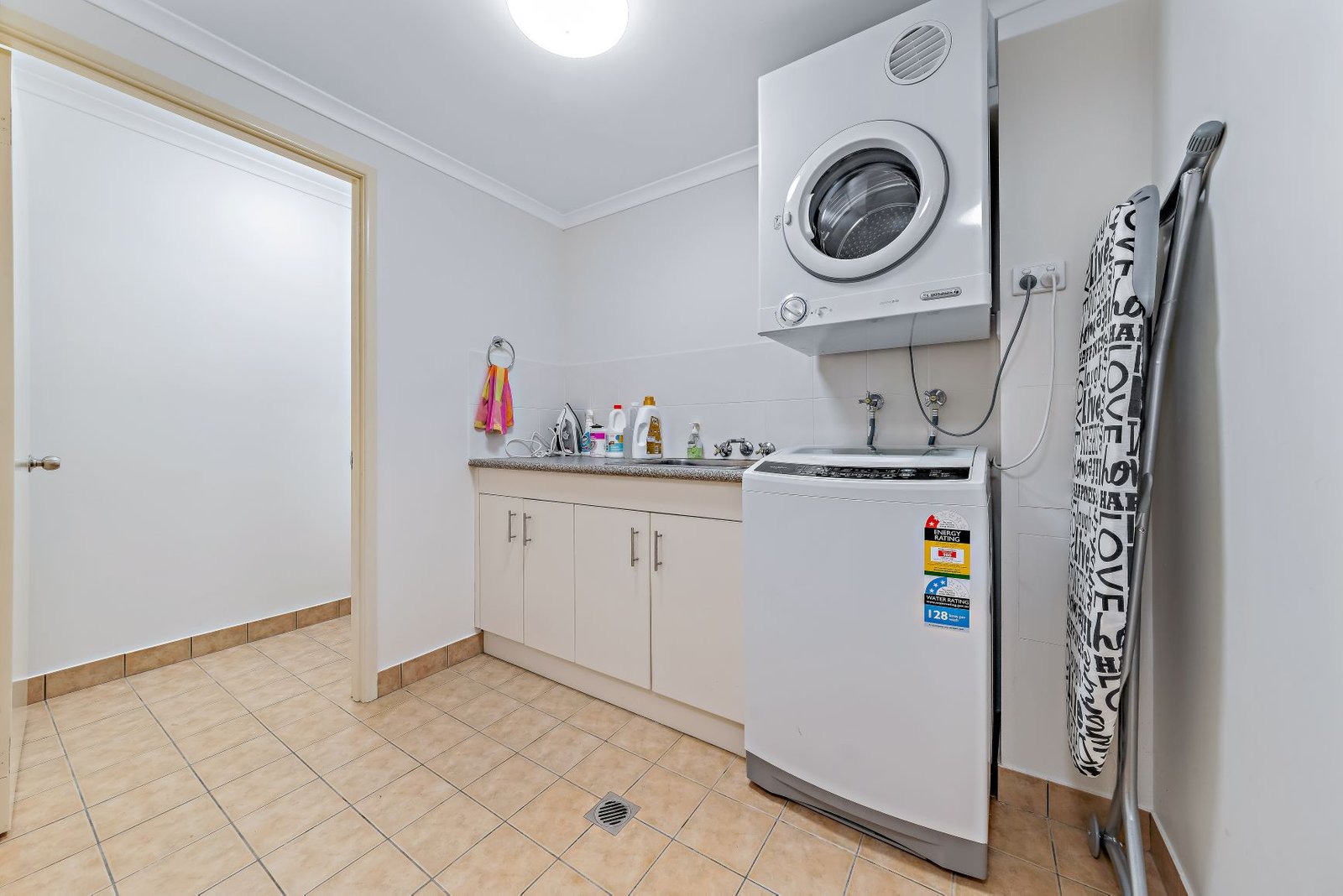 16/21 Shute Harbour Road CANNONVALE 19