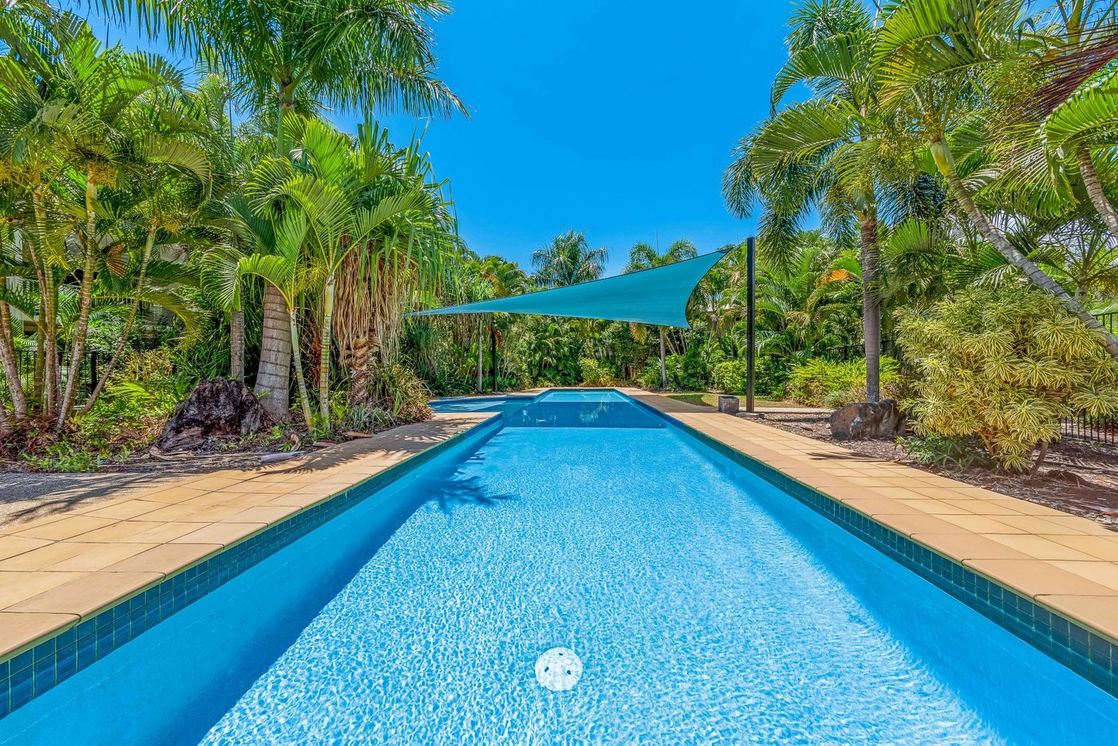 16/21 Shute Harbour Road CANNONVALE 20