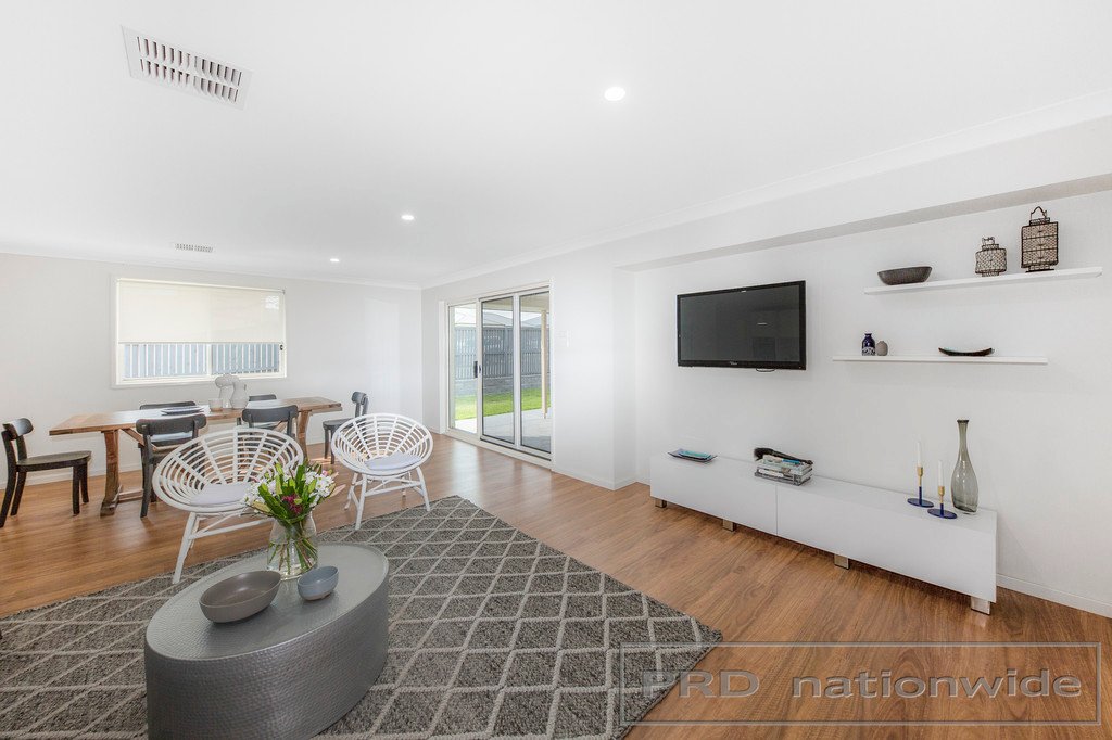 17 Billabong Pde  CHISHOLM 6