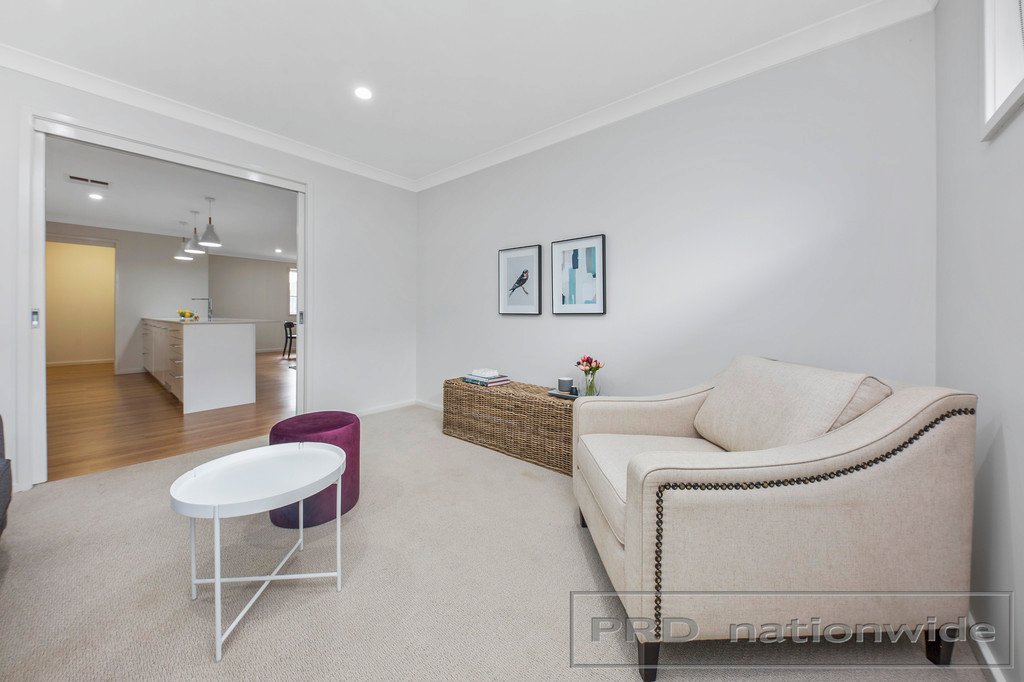 17 Billabong Pde  CHISHOLM 9