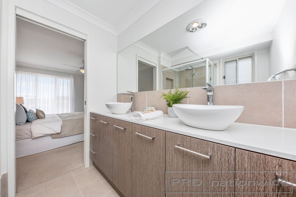 17 Billabong Pde  CHISHOLM 12