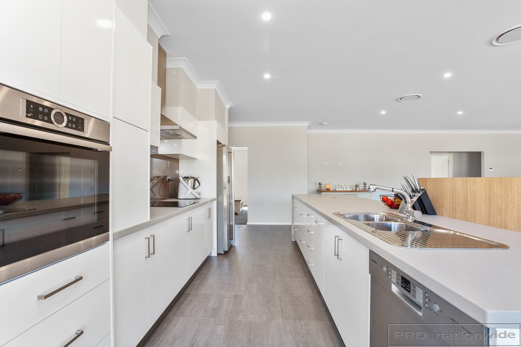 17 Carnival Close WINDELLA 8