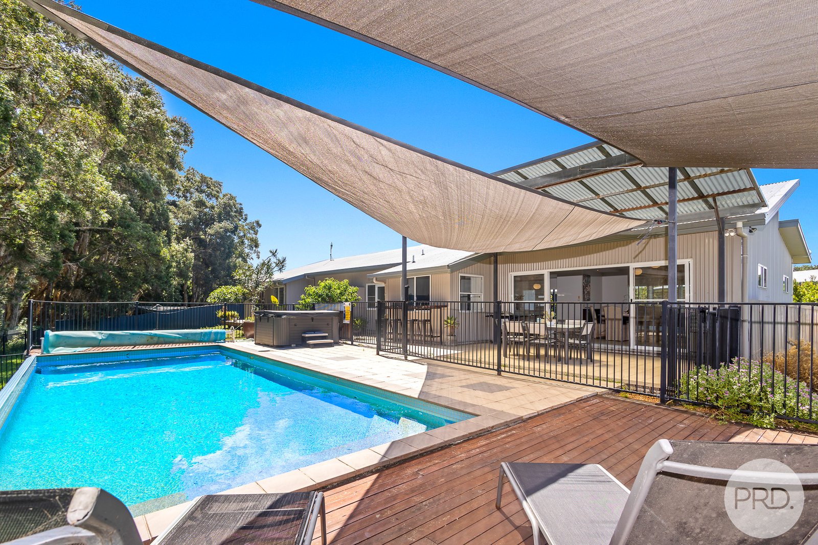 17 Echo Place ONE MILE 16