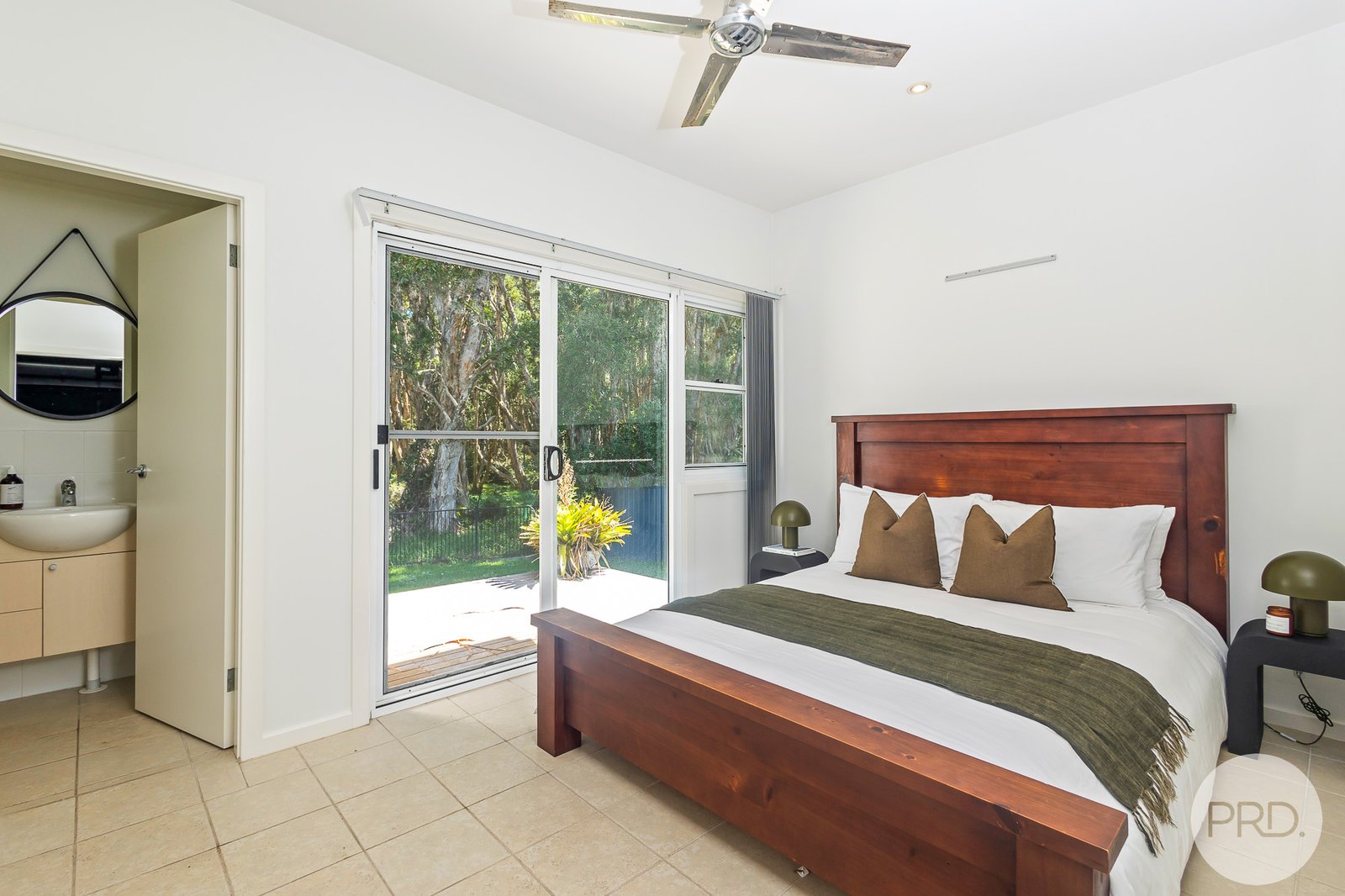 17 Echo Place ONE MILE 26