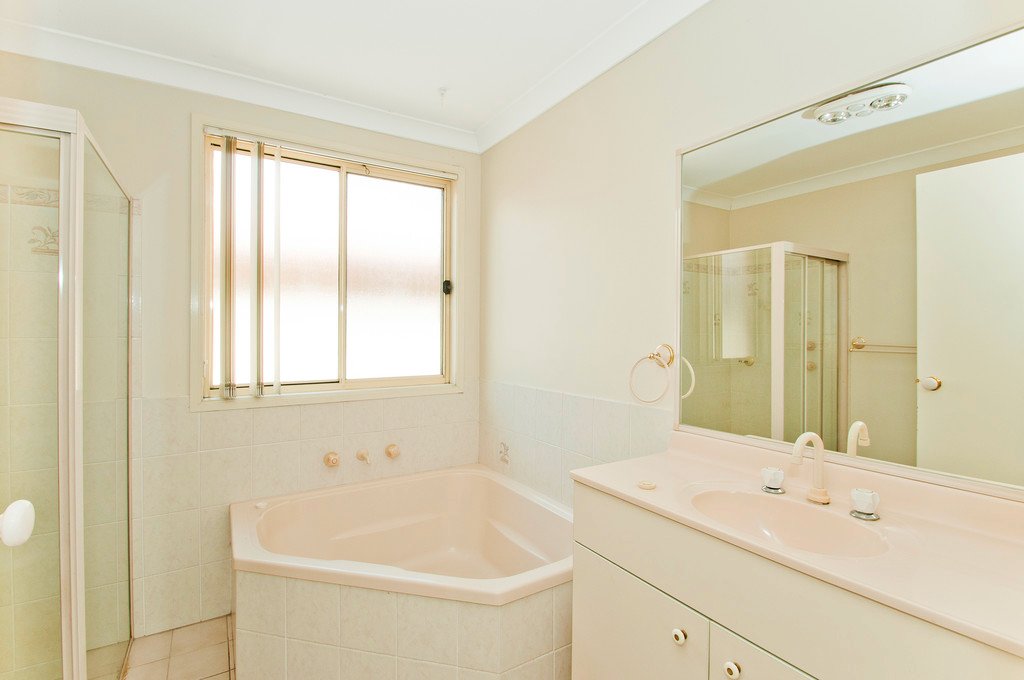 17 Felix Avenue HORSLEY 8