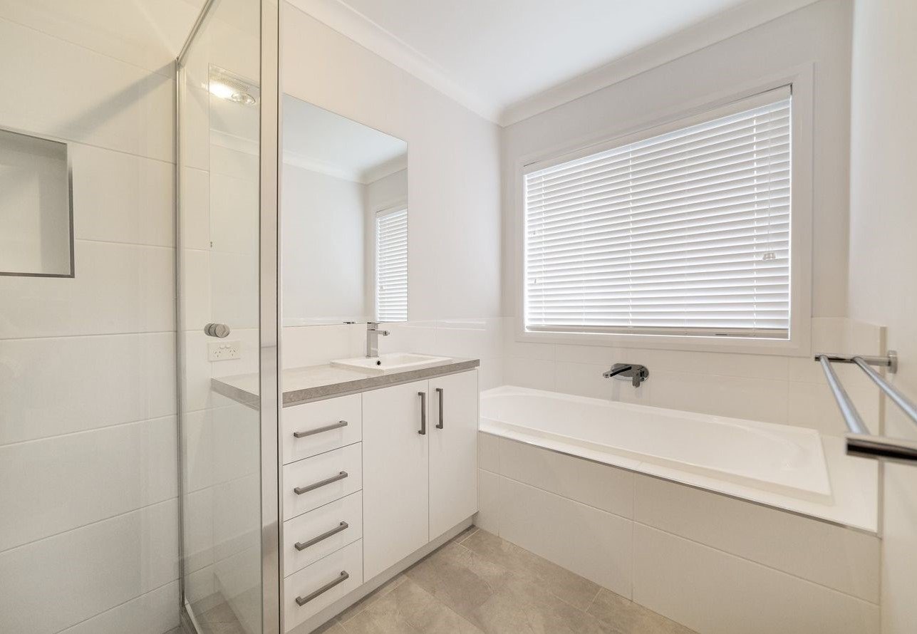 17 Felstead Circuit THURGOONA 8