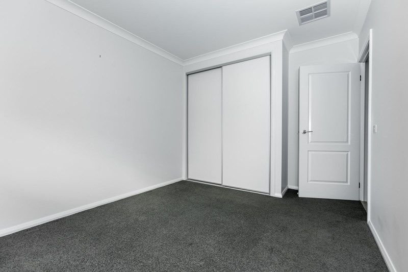 17 Felstead Circuit THURGOONA 9