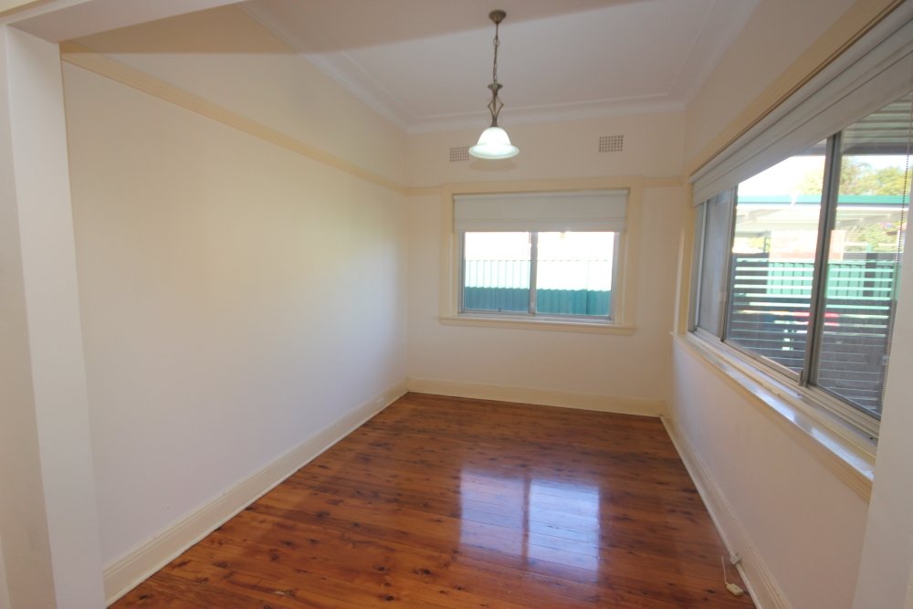 17 HOBBS Street KINGSGROVE 4