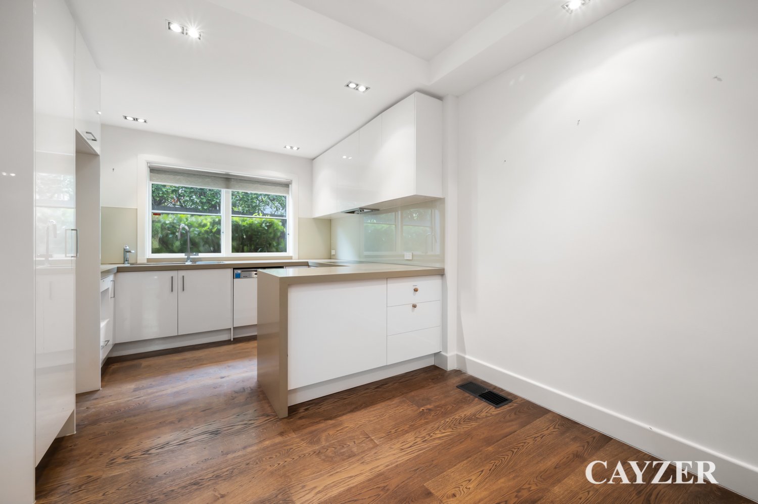 Gallery: 1/7 Iona Avenue