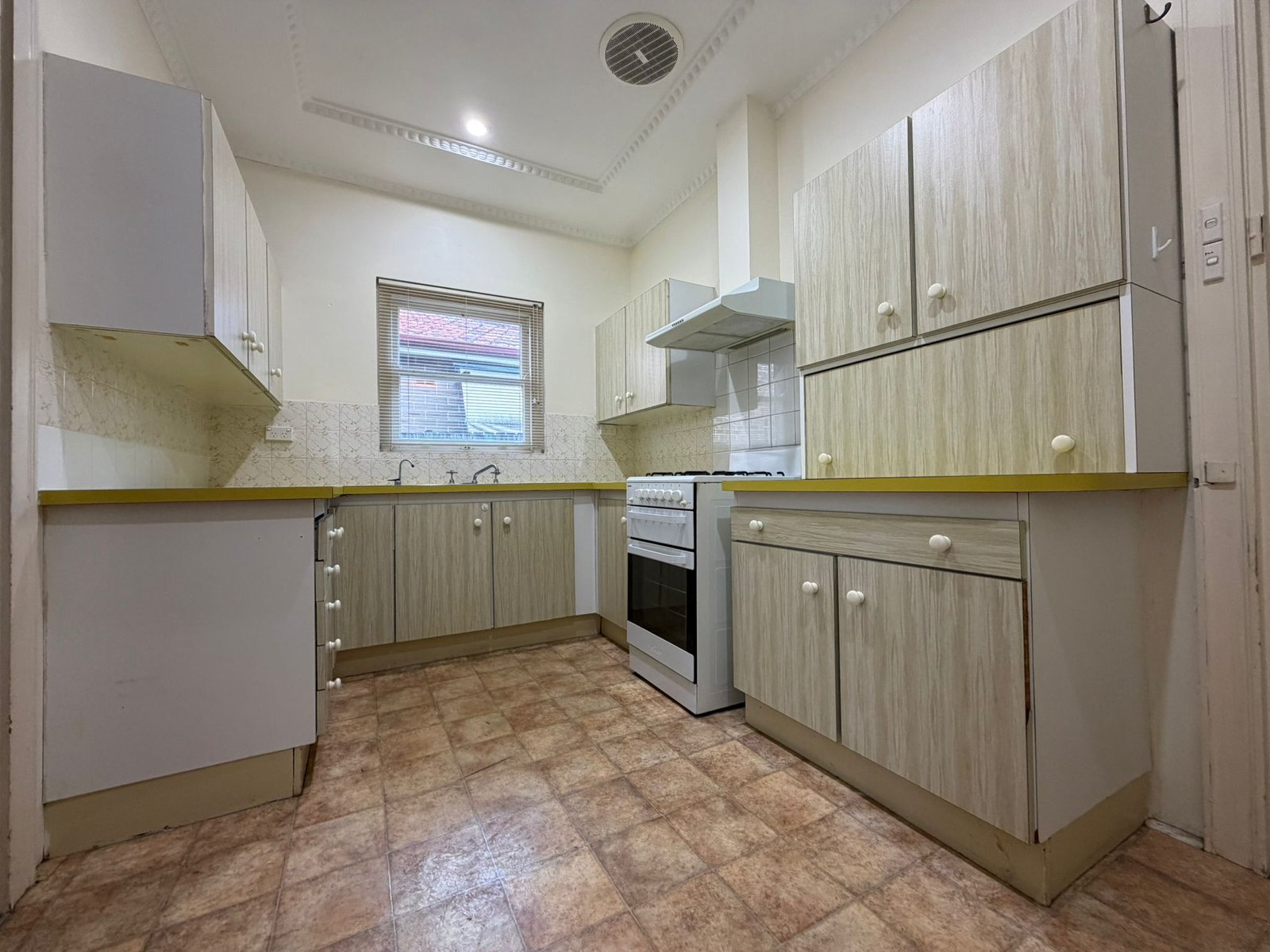 17 Lamrock Avenue RUSSELL LEA 7