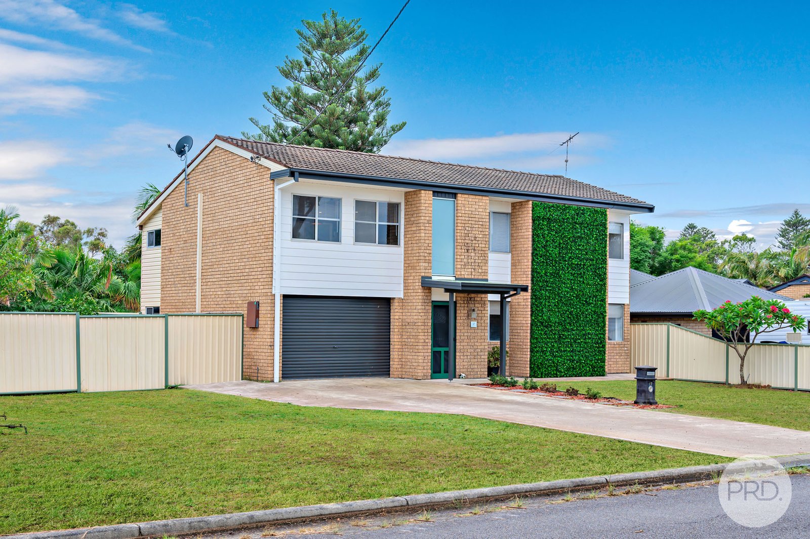 17 Lloyd George Grove TANILBA BAY 4