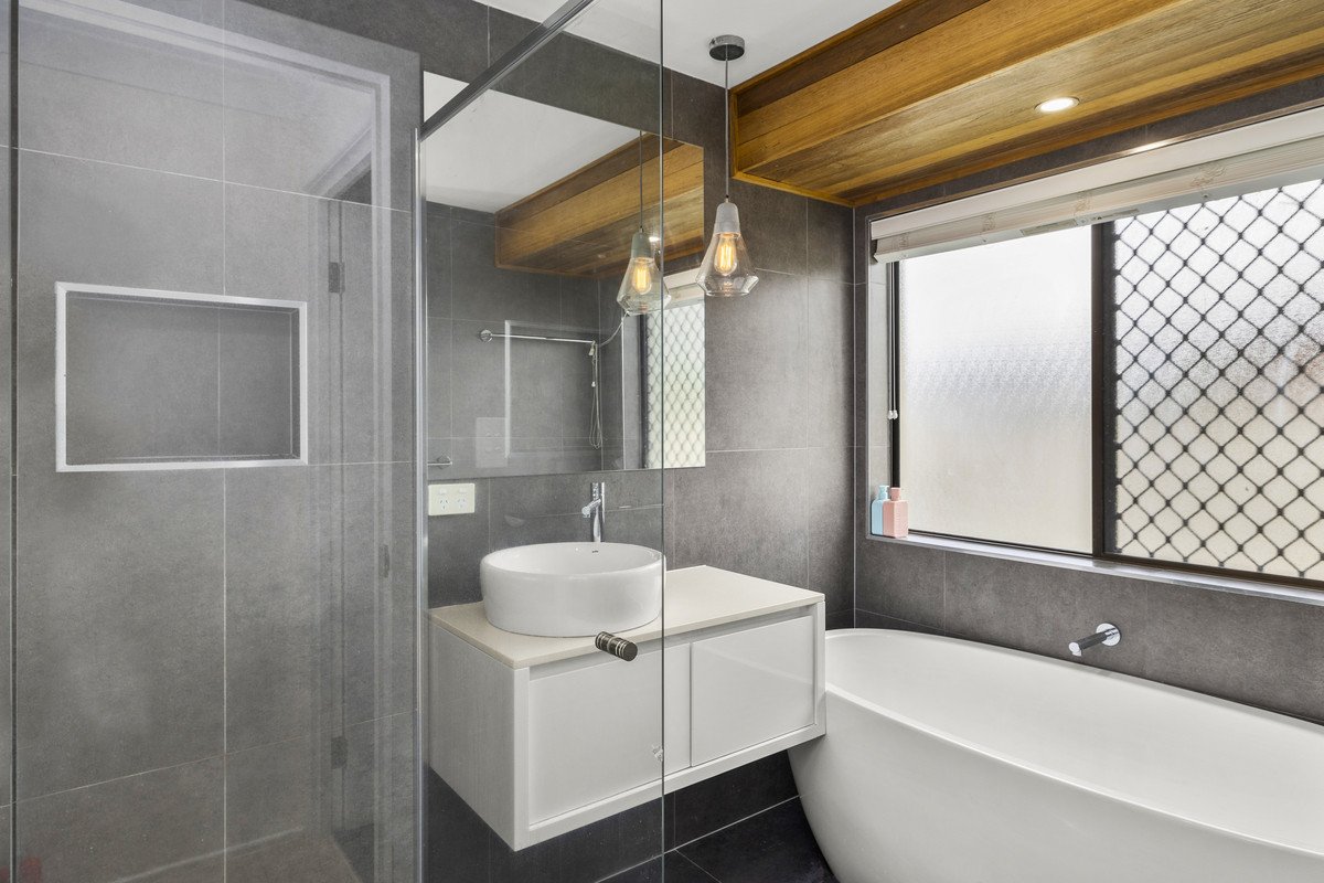 17 Mackay Place BURLEIGH WATERS 12