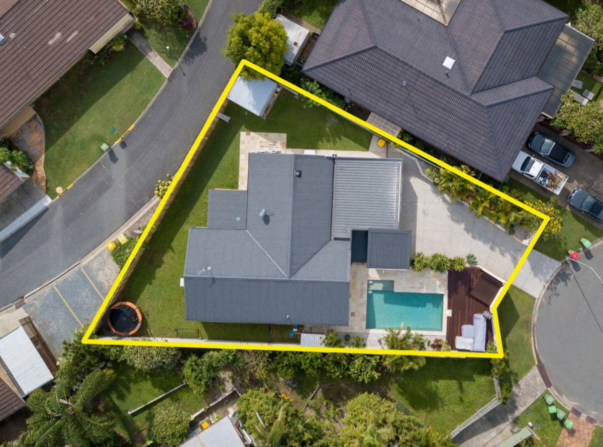 17 Mackay Place BURLEIGH WATERS 16