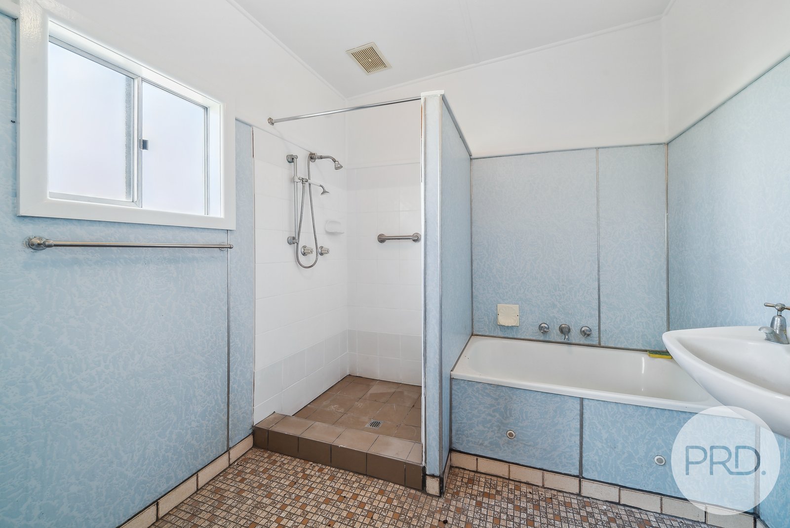 17 Railway Street THE ROCK 6