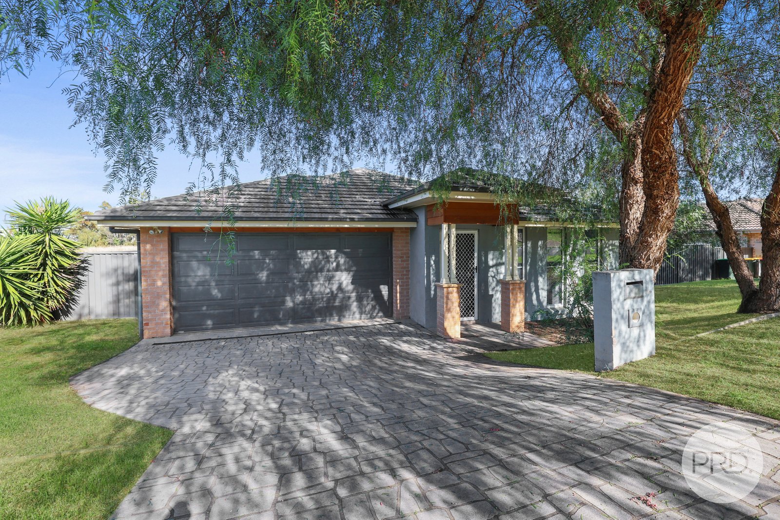 17 Regal Park Drive TAMWORTH 1