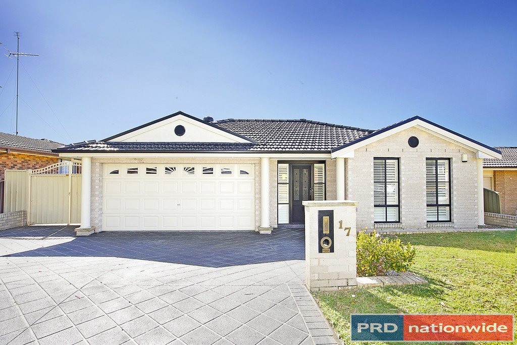 17 Stoke Crescent SOUTH PENRITH 2