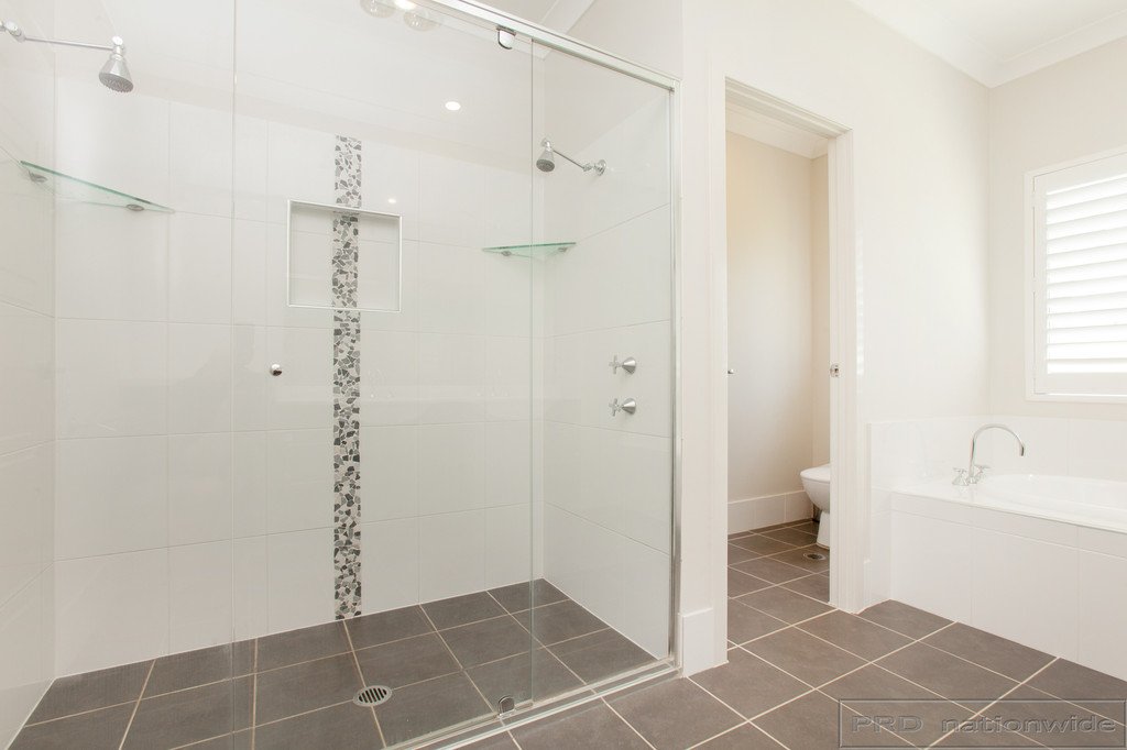 17 Sutton Grove BRANXTON 11