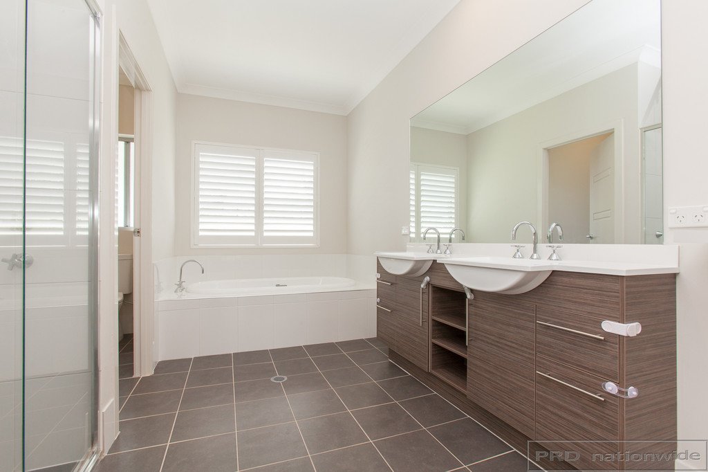 17 Sutton Grove BRANXTON 19