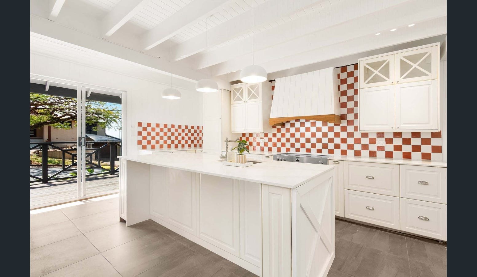 17 Tanjenong Place BURLEIGH HEADS 2