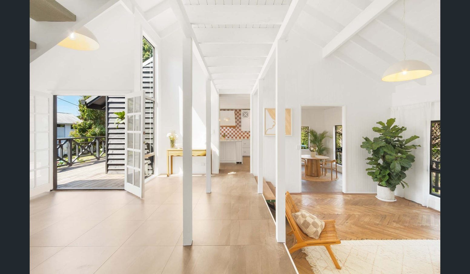 17 Tanjenong Place BURLEIGH HEADS 4