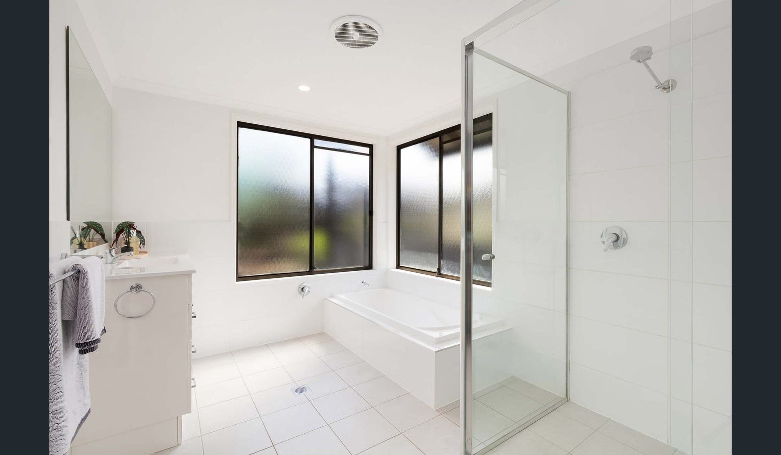 17 Tanjenong Place BURLEIGH HEADS 8