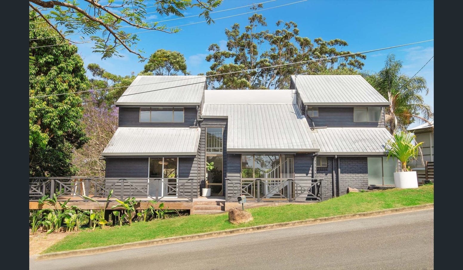 17 Tanjenong Place BURLEIGH HEADS 9