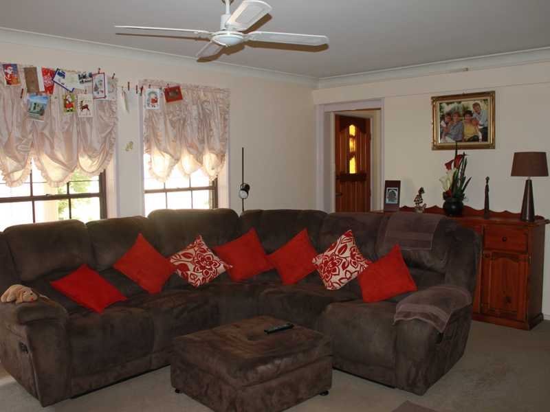 17 William Street TUMBARUMBA 8