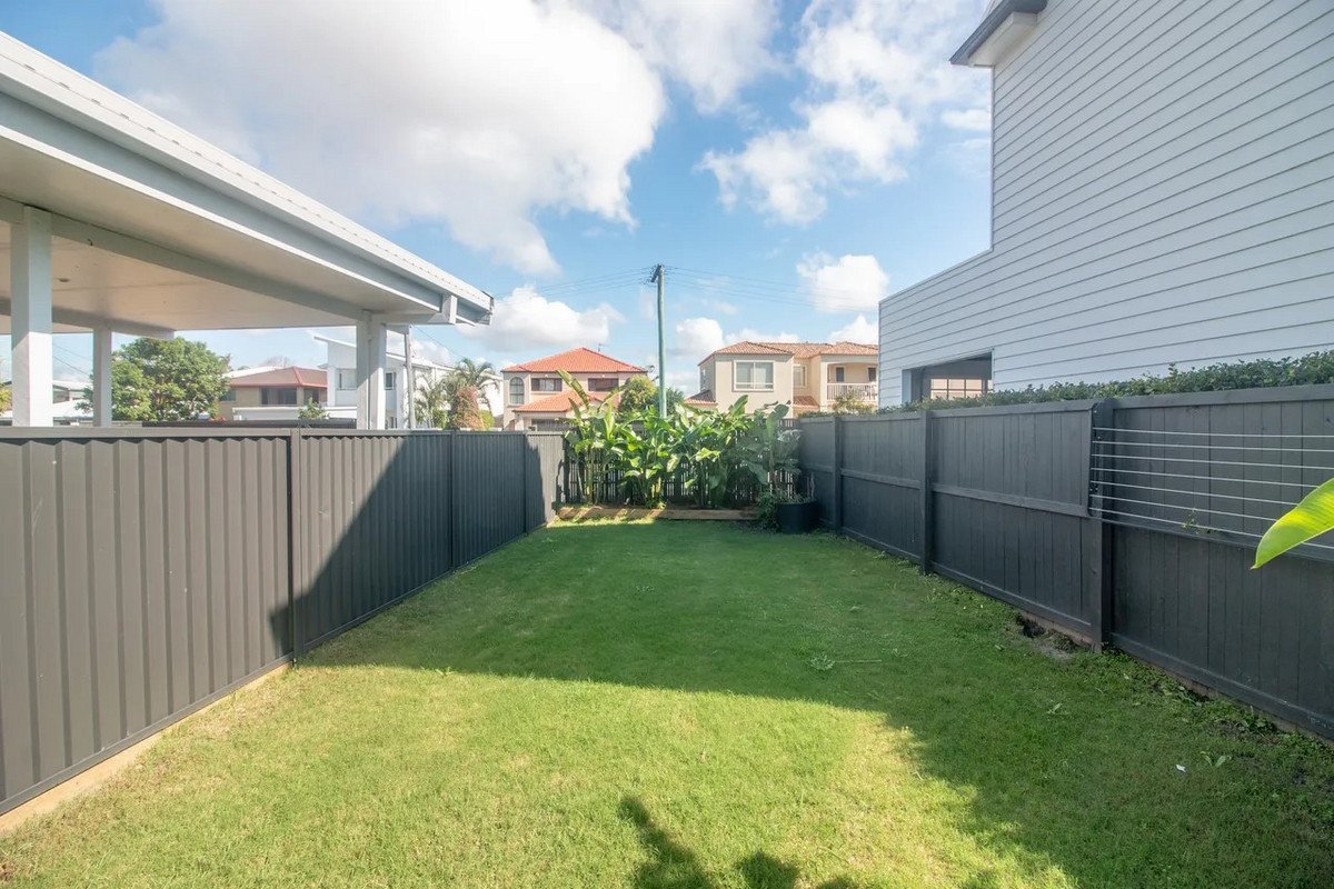 1/71 Sunshine Parade Miami 1