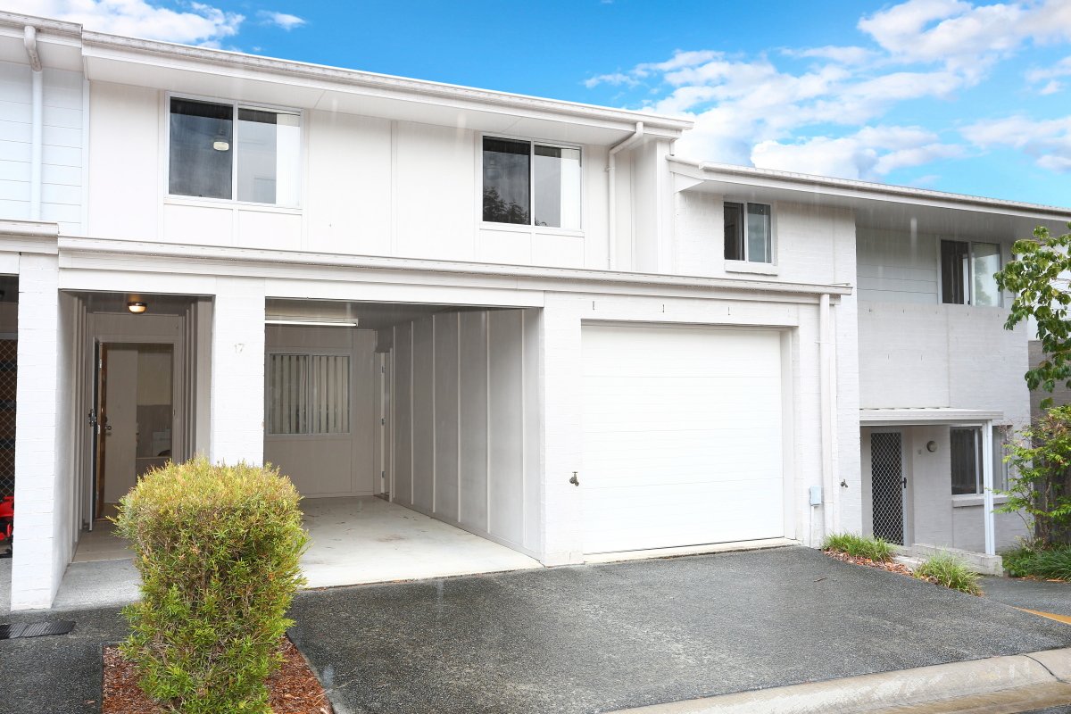 17/2 Sangster Crescent PACIFIC PINES 1