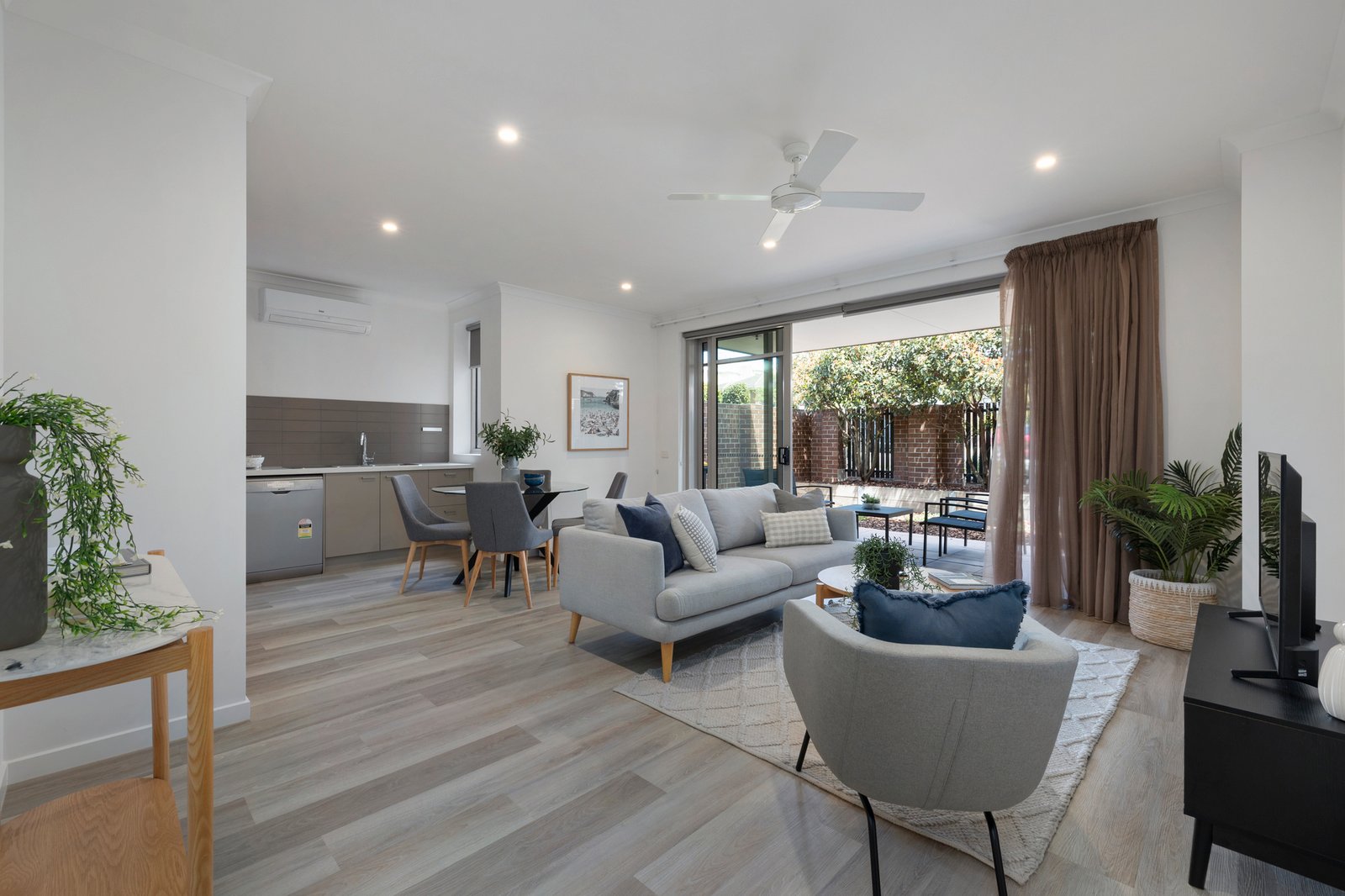 Gallery: 1/76 Chesterville Road