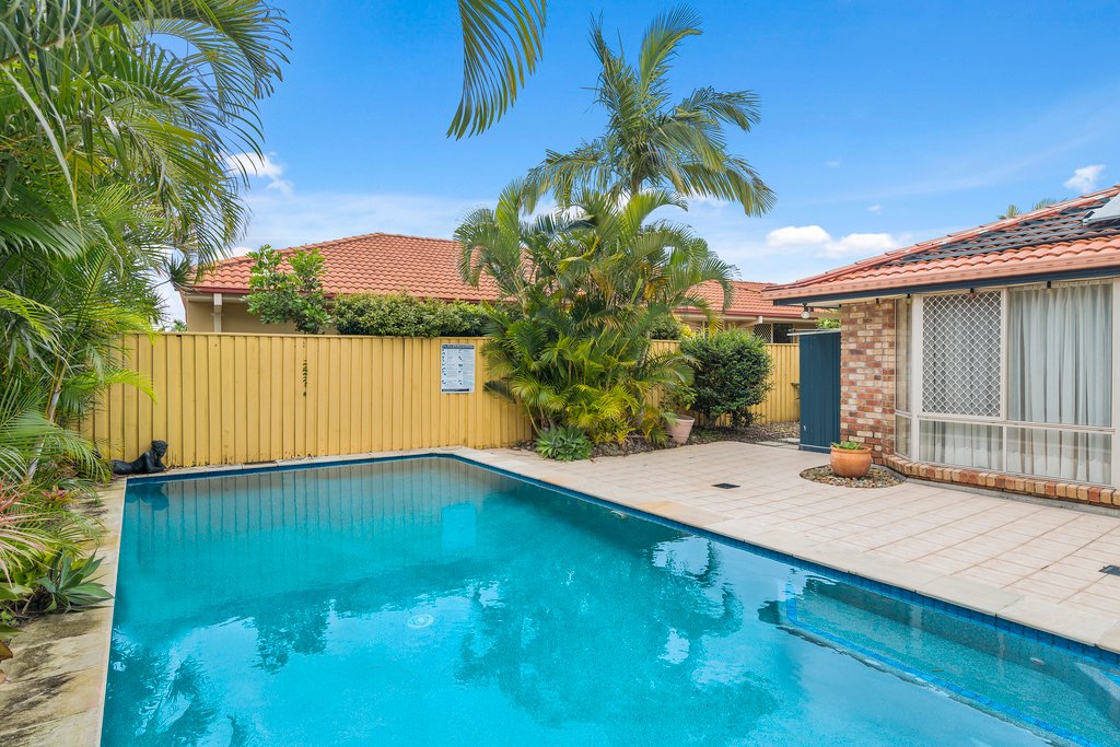 177 Botanical Cct  BANORA POINT 12