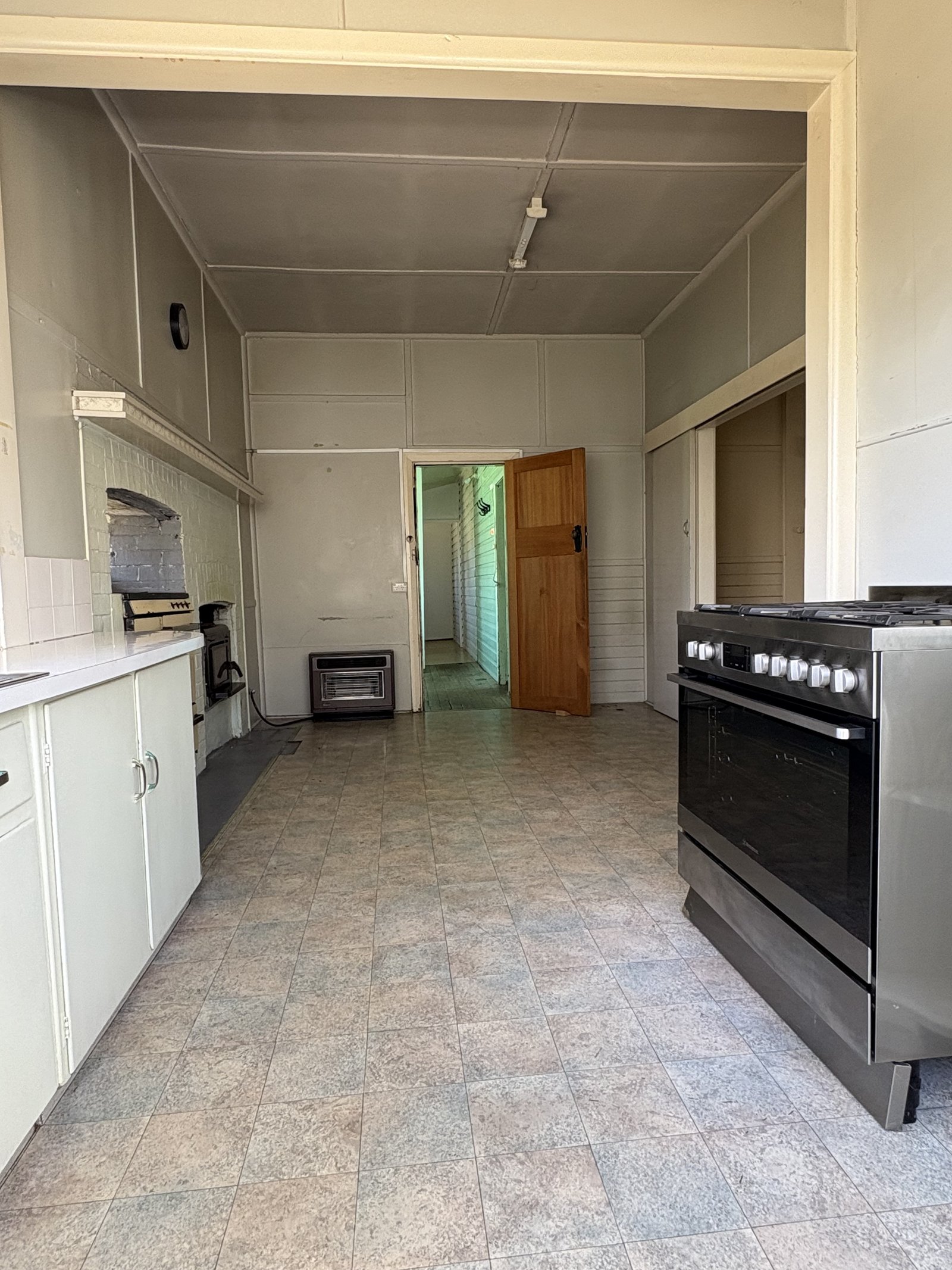 178 Capper Street TUMUT 6