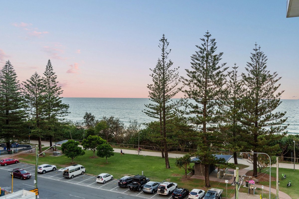 17/82 The Esplanade Burleigh Heads 2