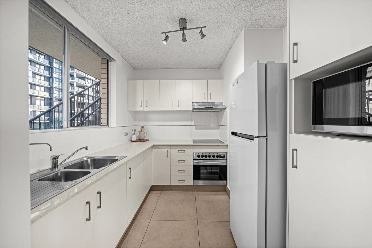 17/82 The Esplanade Burleigh Heads 4