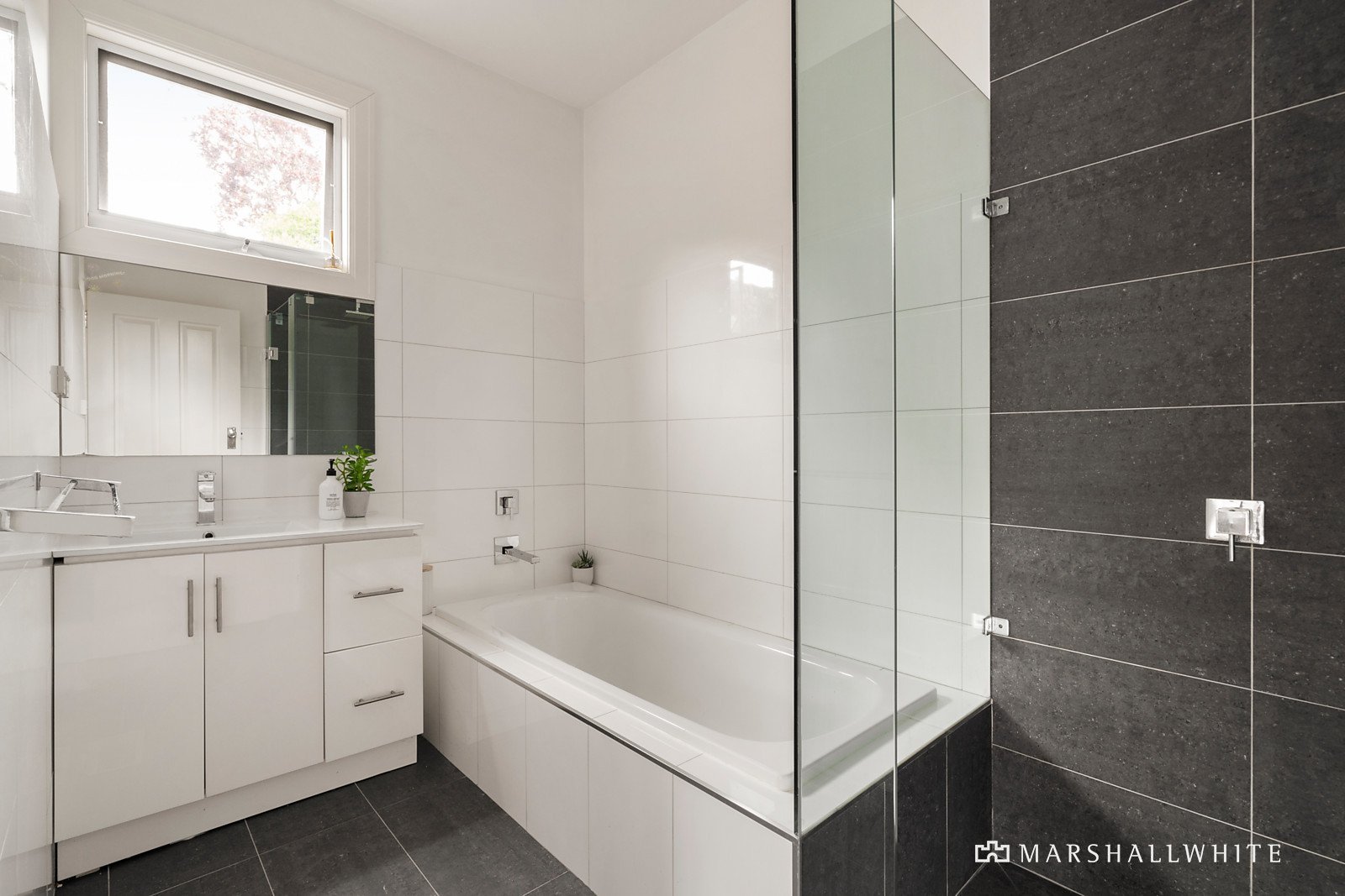 18 Aisbett Avenue, Camberwell, VIC