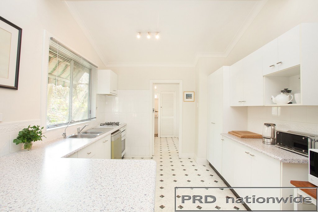 18 Allan Street LORN 4