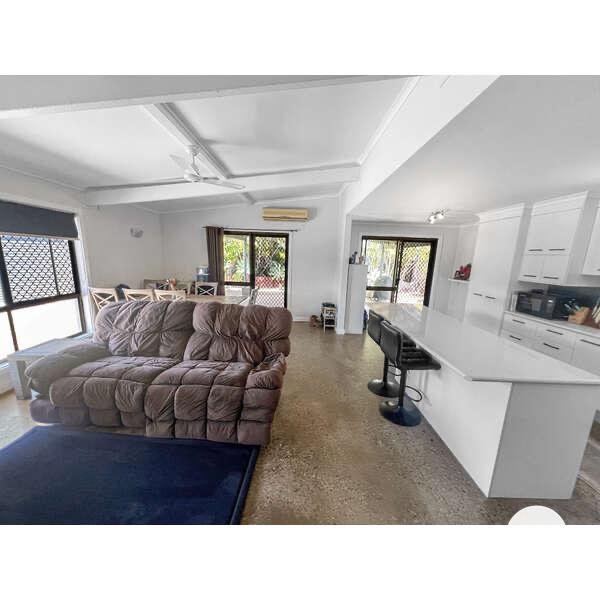 18 Bellemere Court BOYNE ISLAND 3