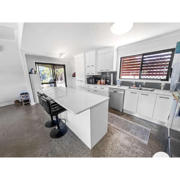 18 Bellemere Court BOYNE ISLAND 4