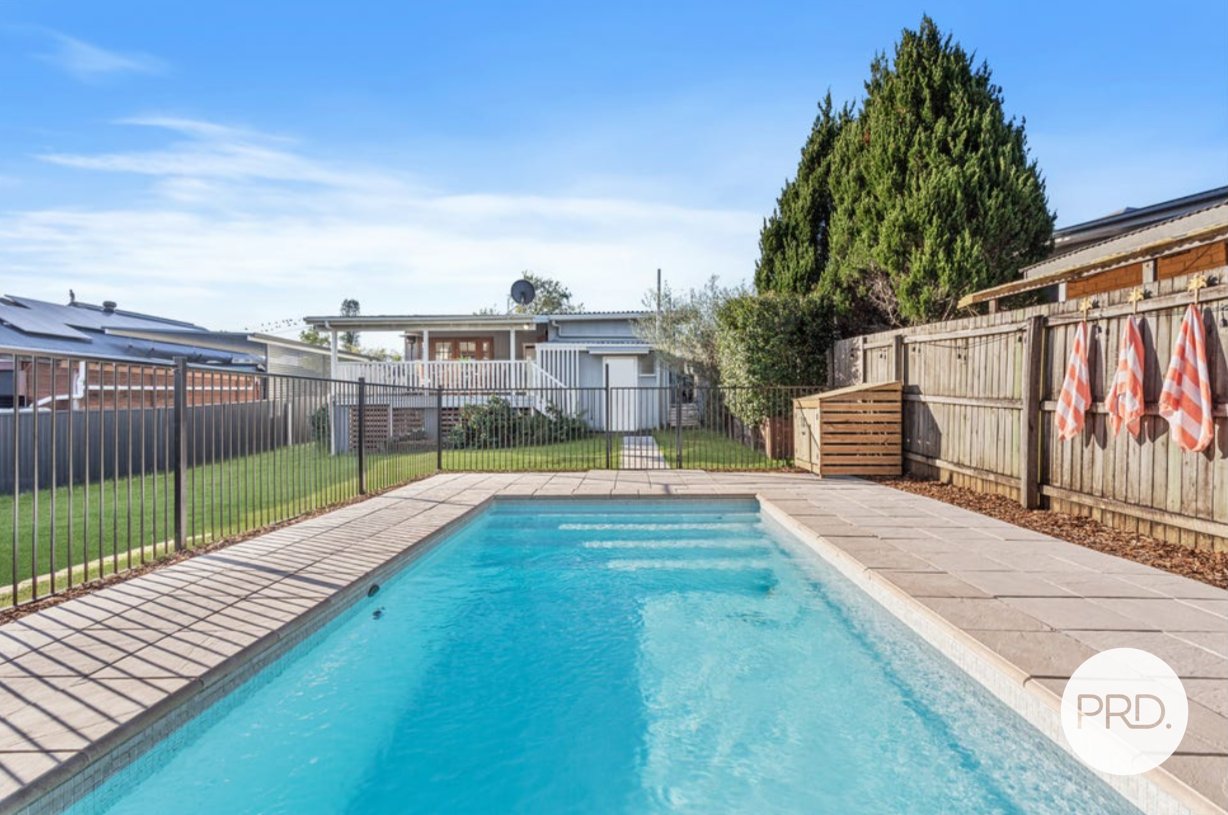 18 Bellevue Parade LABRADOR 1