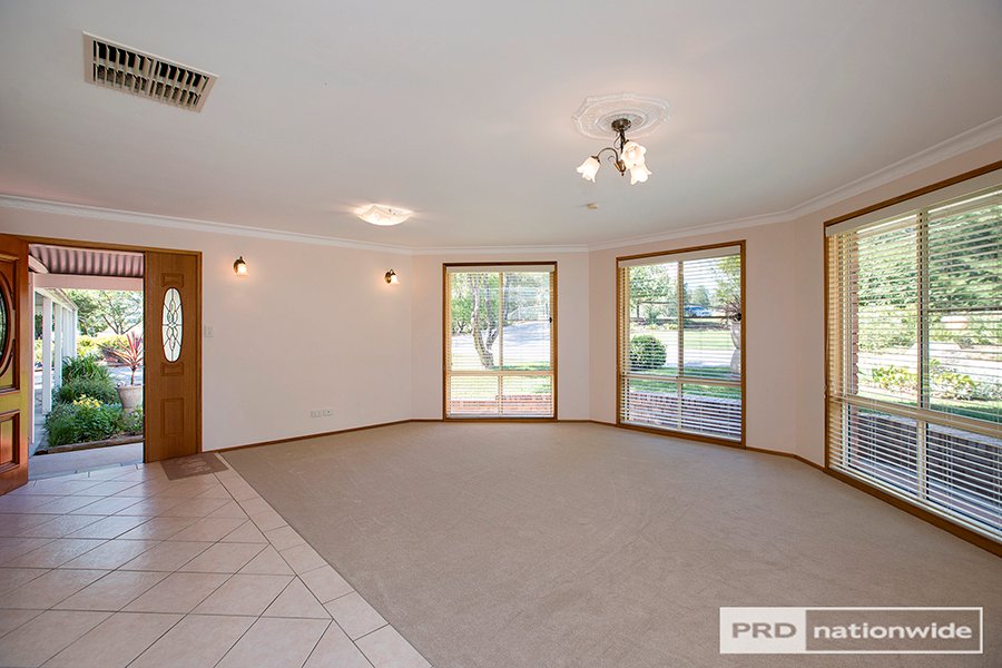 18 Carey Place TAMWORTH 3