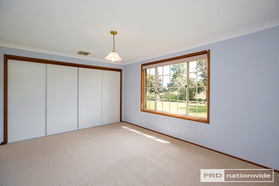 18 Carey Place TAMWORTH 5