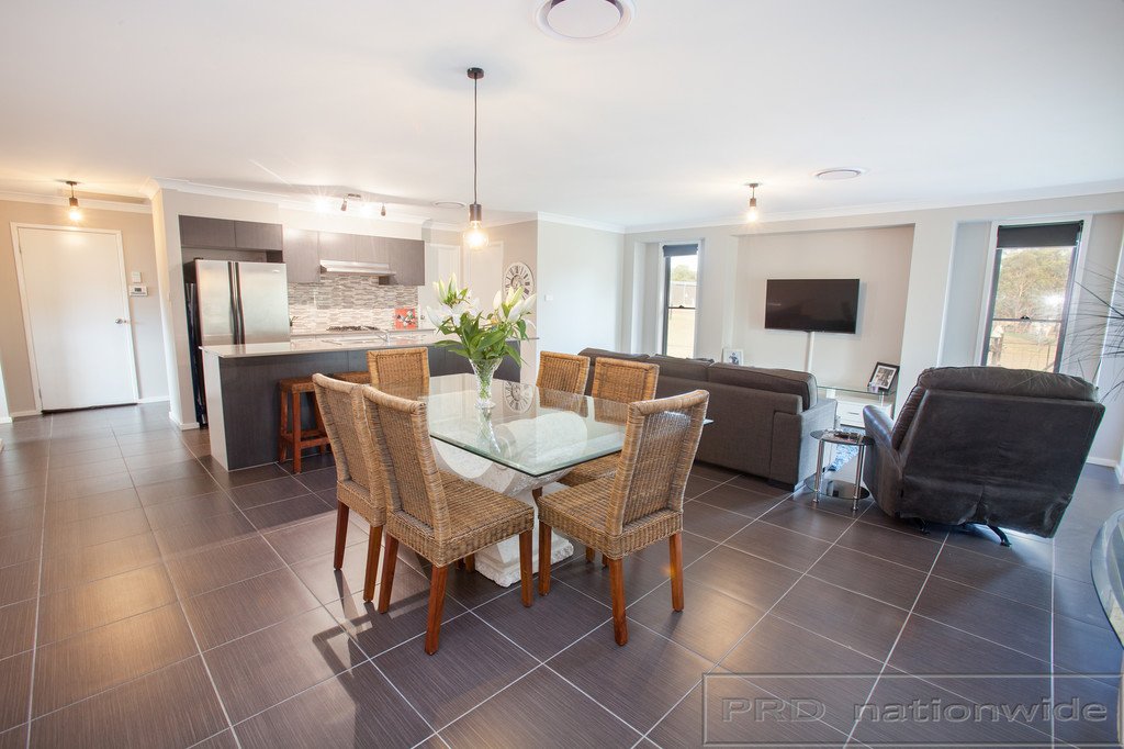 18 Carnival Close WINDELLA 4