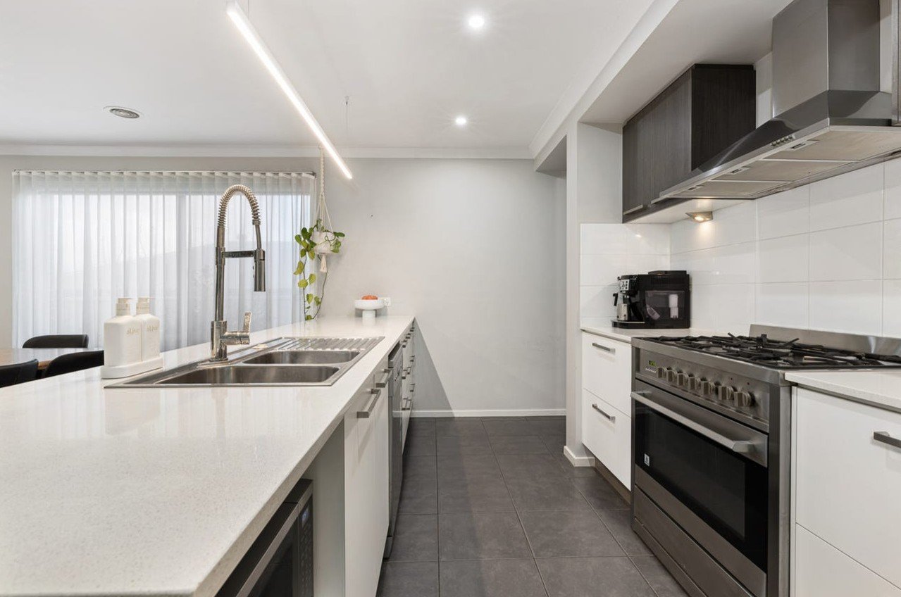 18 Chiara Court BROWN HILL 2