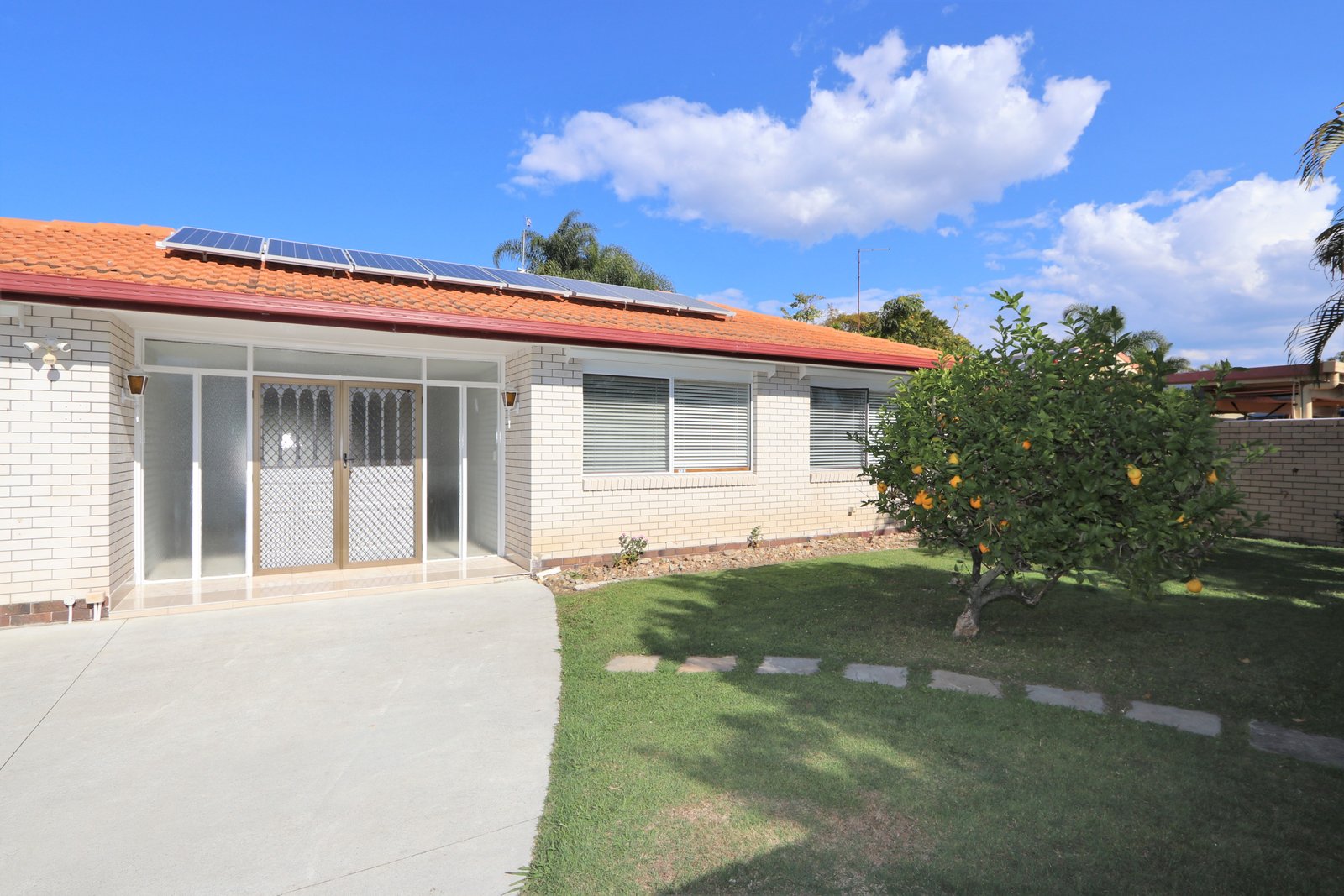 18 Collins Crescent BENOWA 1