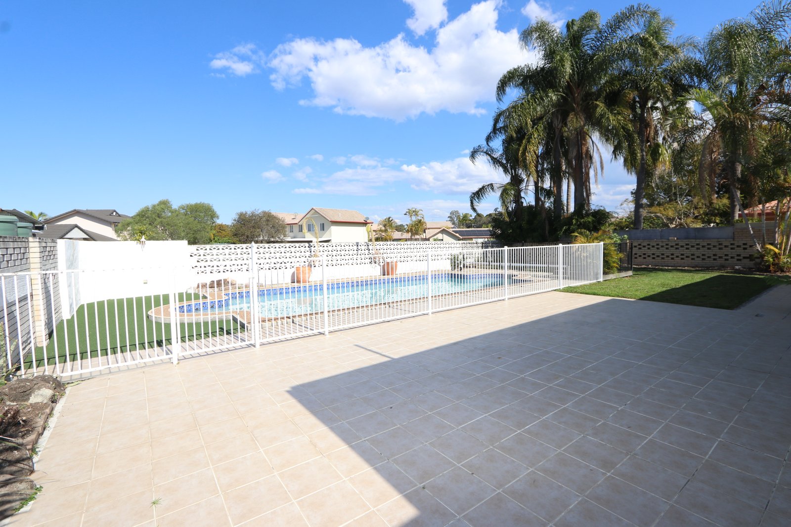 18 Collins Crescent BENOWA 2