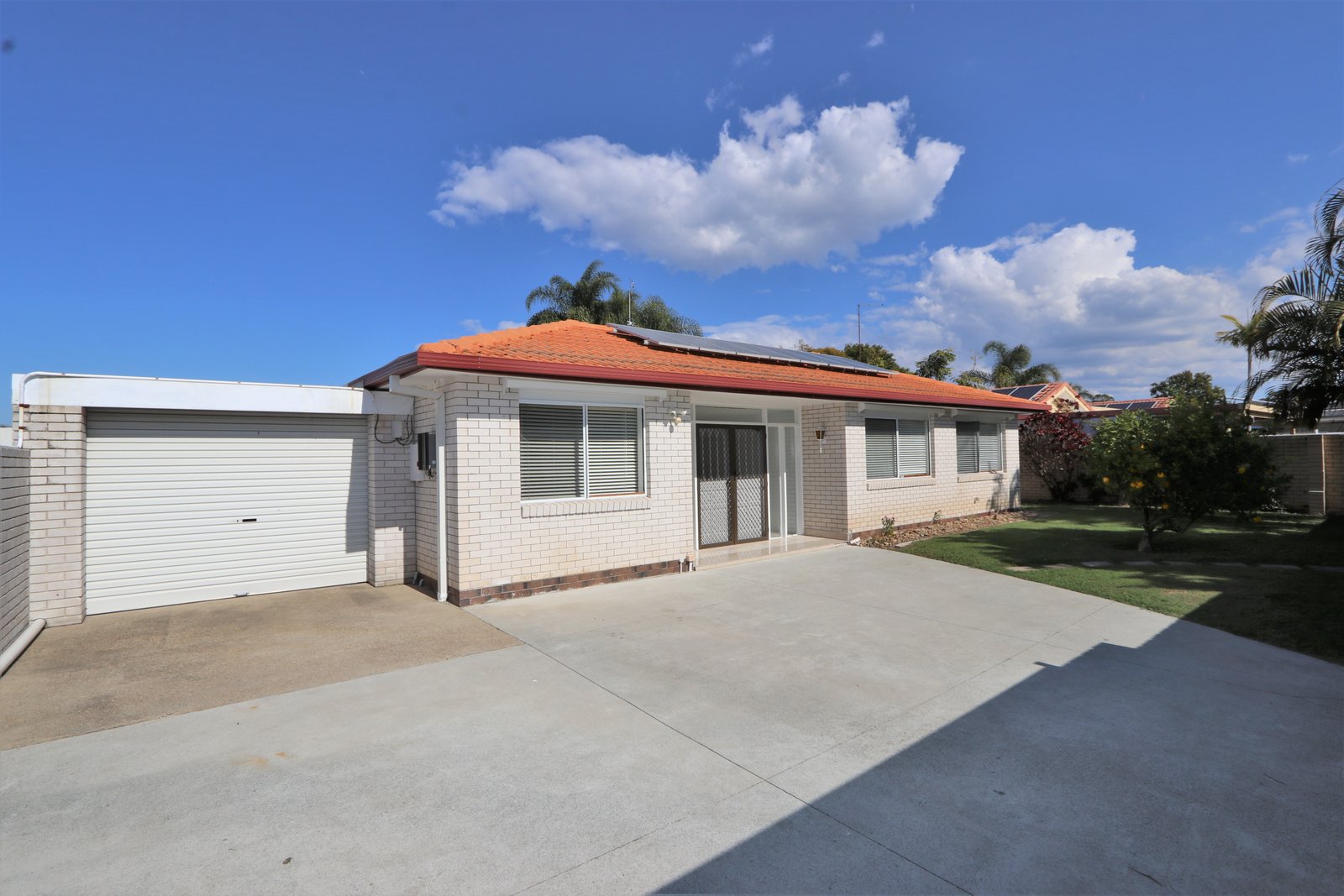 18 Collins Crescent BENOWA 21