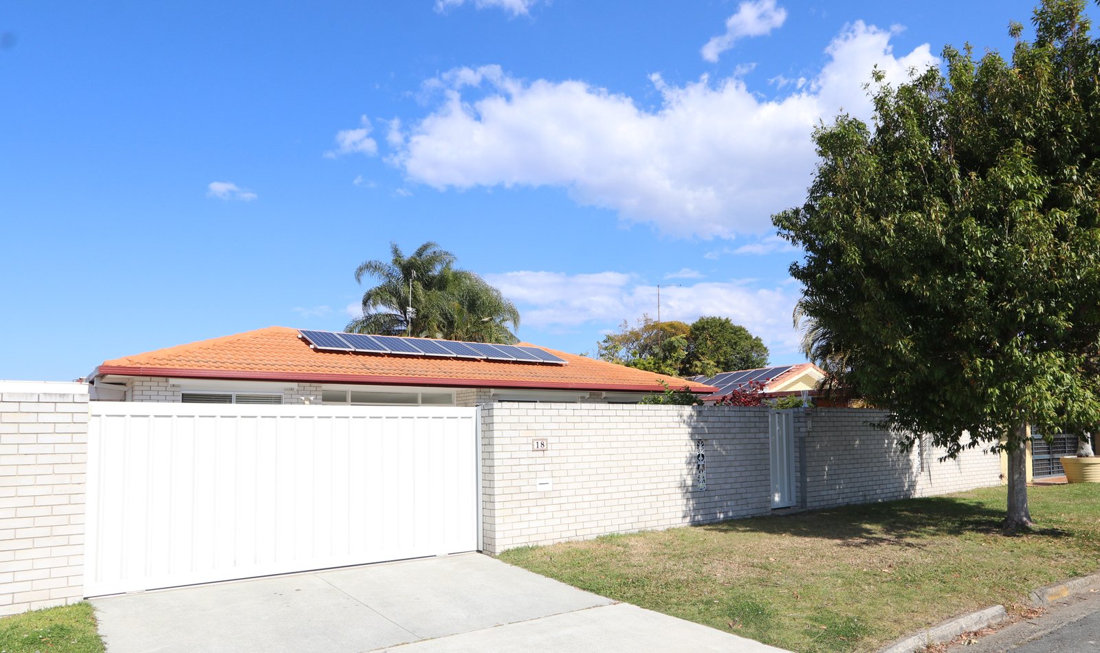 18 Collins Crescent BENOWA 23
