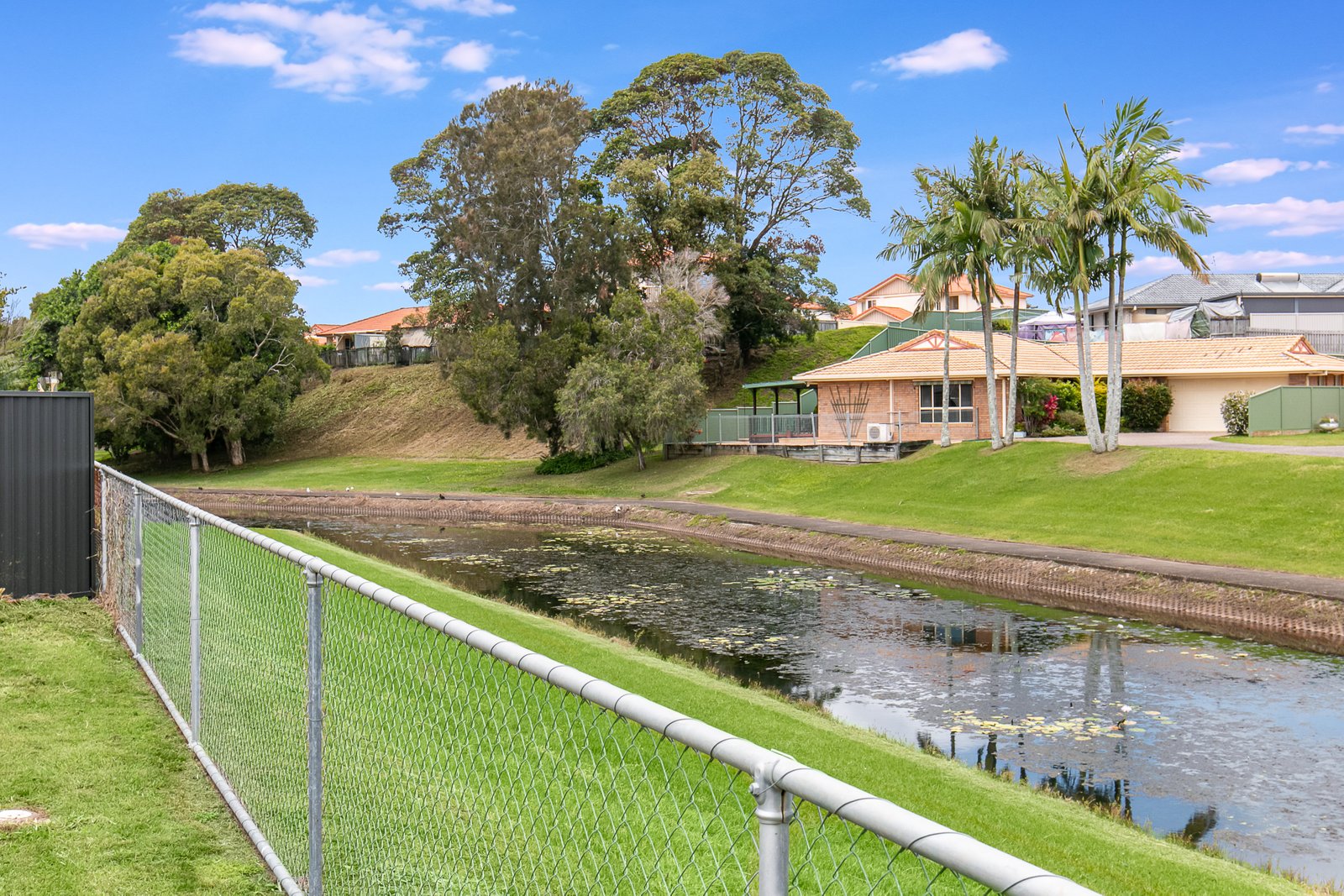 1/8 Cromer Court BANORA POINT 9