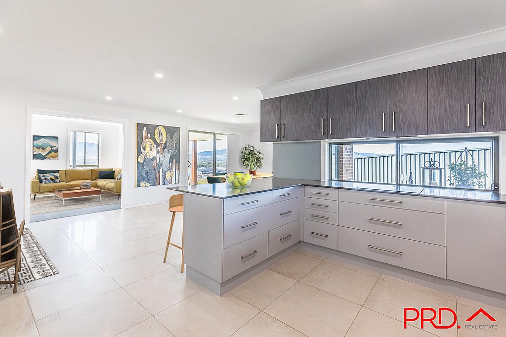 18 Currawong Drive TAMWORTH 16